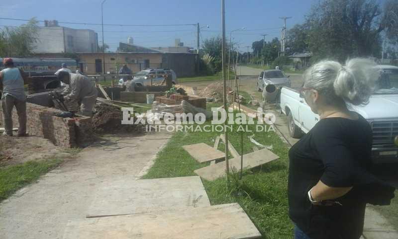 Supervisando la obra. La Arquitecta Vanesa Niro junto a su equipo idearon el Monumento.