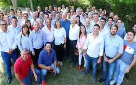 Perotti, ayer en Santa Rosa de Calchines, con referentes santafesinos.