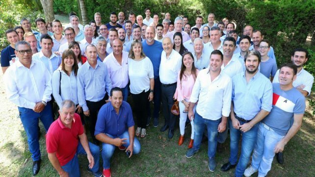 Perotti, ayer en Santa Rosa de Calchines, con referentes santafesinos.