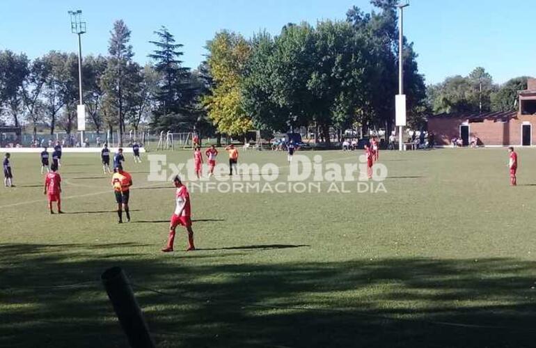 Imagen de El ´Lobo´ goleó a Juventud Unida y se trepó a la punta