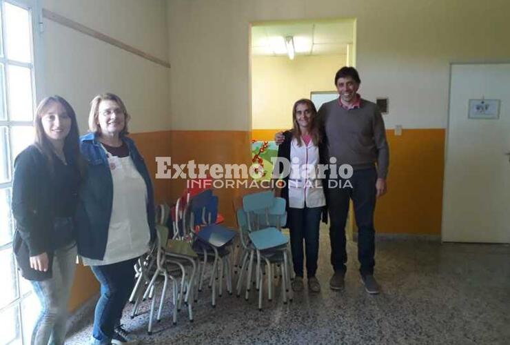 Imagen de Fighiera: La Comuna entregó aportes a la Escuela Primaria