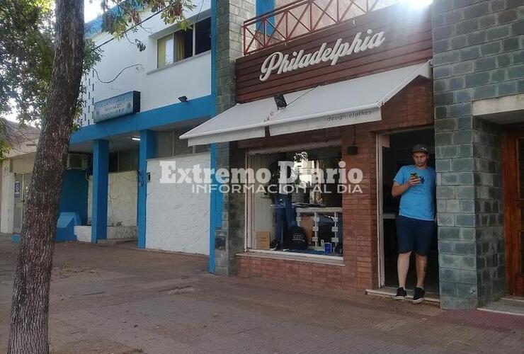 Increíble. El comercio timado está pegado a la comisaría local.