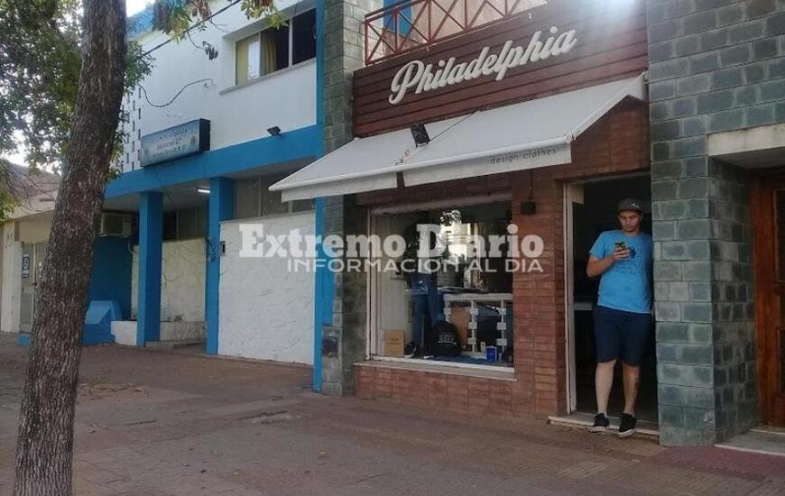 Increíble. El comercio timado está pegado a la comisaría local.
