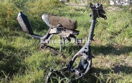 Imagen de Cuadros de motos tirados en un campo