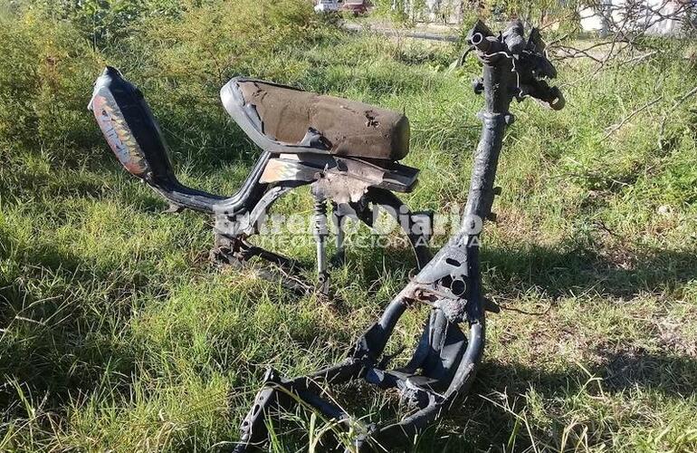 Imagen de Cuadros de motos tirados en un campo
