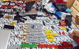 Municiones y armas. Parte de lo decomisado en uno de los domicilios allanados en la capital provincial.
