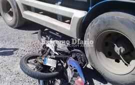 Imagen de Moto termin&oacute; debajo de un cami&oacute;n