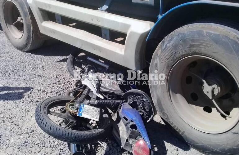 Imagen de Moto terminó debajo de un camión