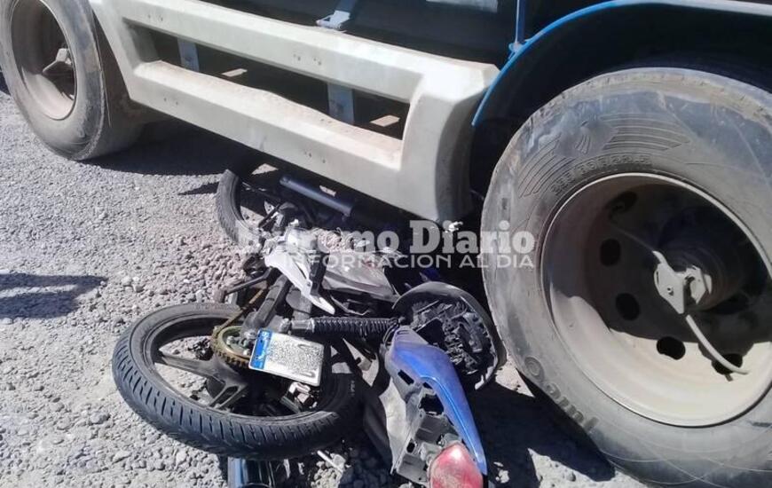 Imagen de Moto termin&oacute; debajo de un cami&oacute;n
