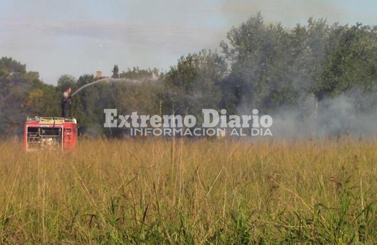 Imagen de Bomberos Voluntarios en importante incendio de pastizales