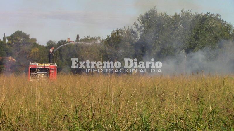 Imagen de Bomberos Voluntarios en importante incendio de pastizales