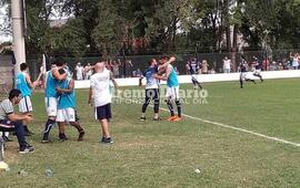 Festejo de gol. Morales lo empató transitoriamente con un golazo.