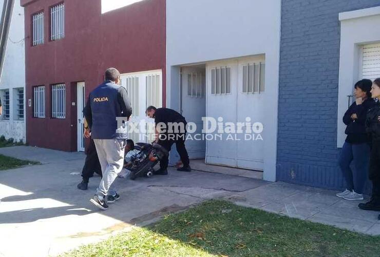 Tras intentar fugarse, terminan chocando contra una vivienda de San Martín al 1100.