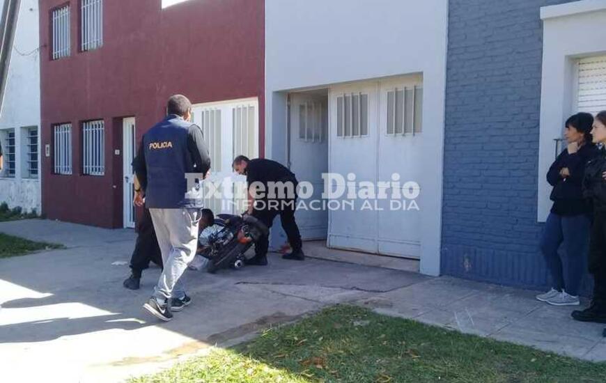 Tras intentar fugarse, terminan chocando contra una vivienda de San Martín al 1100.