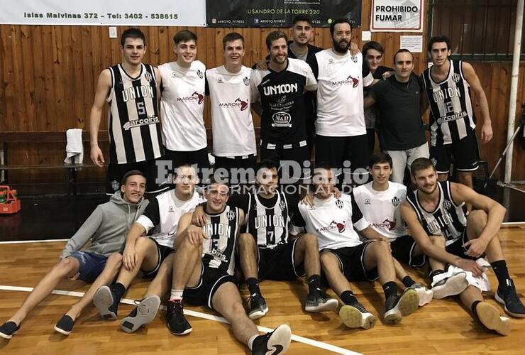 Los ganadores. El plantel Panza festejando el triunfo como local ante un duro rival