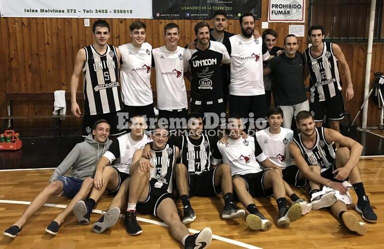 Los ganadores. El plantel Panza festejando el triunfo como local ante un duro rival