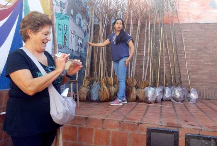 Imagen de Entrega de árboles en el Centro Cultural