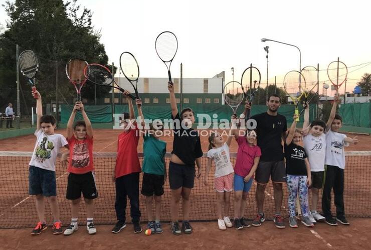 Las raquetas arriba. Los chicos de la clase se divirtieron junto alprofe Lucas