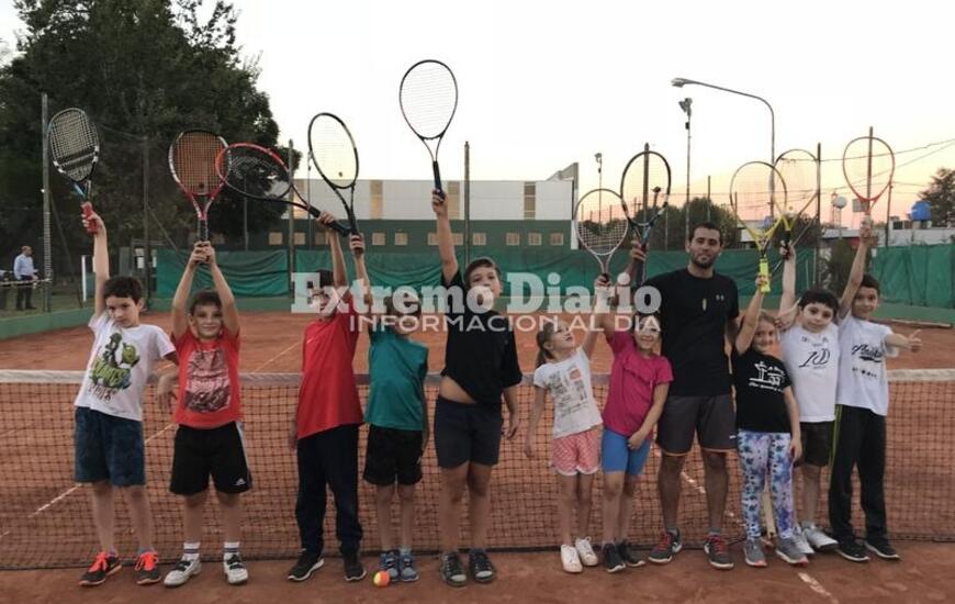 Las raquetas arriba. Los chicos de la clase se divirtieron junto alprofe Lucas