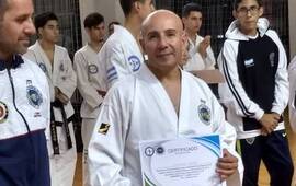 Fermín, recibiendo el certificado en el Selectivo de Veteranos. Será acompañado por Lucila Coletta y Analía Luna a un nuevo campeonato.