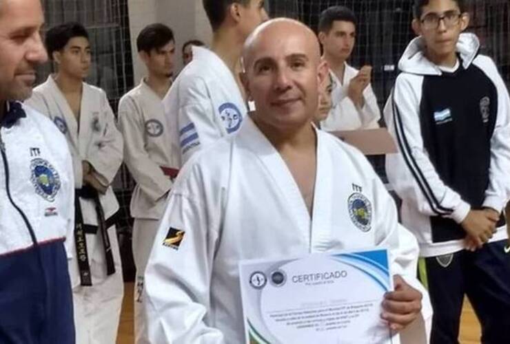 Fermín, recibiendo el certificado en el Selectivo de Veteranos. Será acompañado por Lucila Coletta y Analía Luna a un nuevo campeonato.