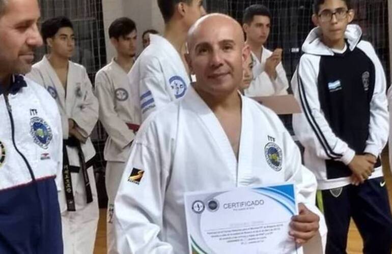 Fermín, recibiendo el certificado en el Selectivo de Veteranos. Será acompañado por Lucila Coletta y Analía Luna a un nuevo campeonato.