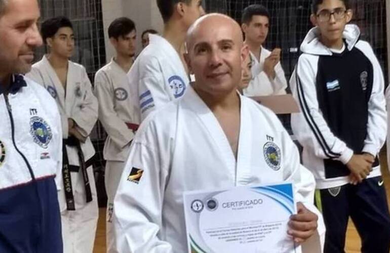 Ferm&iacute;n, recibiendo el certificado en el Selectivo de Veteranos. Ser&aacute; acompa&ntilde;ado por Lucila Coletta y Anal&iacute;a Luna a un nuevo campeonato.