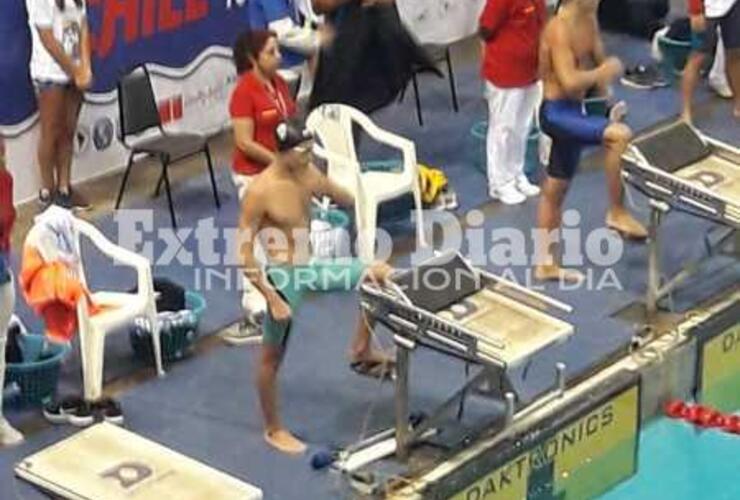 El joven Renzi a punto comenzar a nadar en Piscina. Listo para la accion.