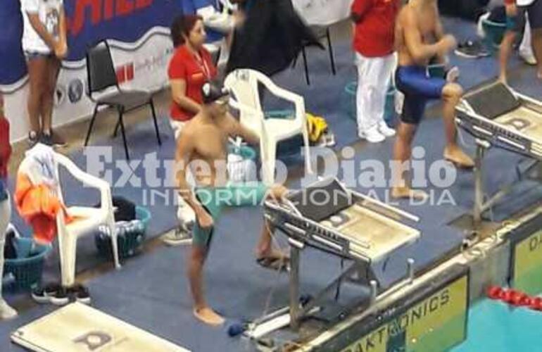 El joven Renzi a punto comenzar a nadar en Piscina. Listo para la accion.