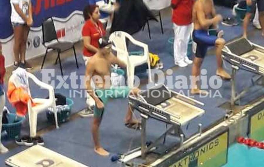 El joven Renzi a punto comenzar a nadar en Piscina. Listo para la accion.