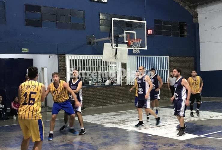 Palo a palo. En un cotejo parejo de arranque, los dos intentan tomar la iniciativa.