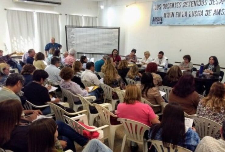 La asamblea provincial de docentes aceptó la propuesta del Gobierno. Foto: Amsafé