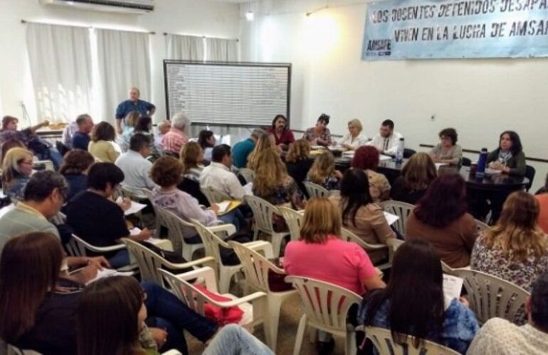 La asamblea provincial de docentes aceptó la propuesta del Gobierno. Foto: Amsafé