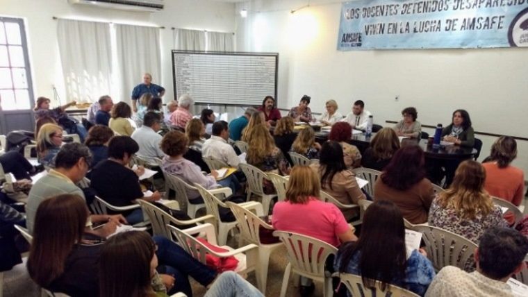 La asamblea provincial de docentes aceptó la propuesta del Gobierno. Foto: Amsafé