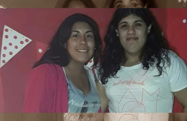 En la foto: J&eacute;sica (blanco) junto a su hermana Mar&iacute;a