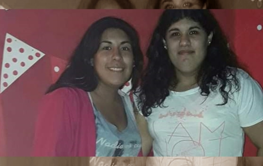 En la foto: Jésica (blanco) junto a su hermana María