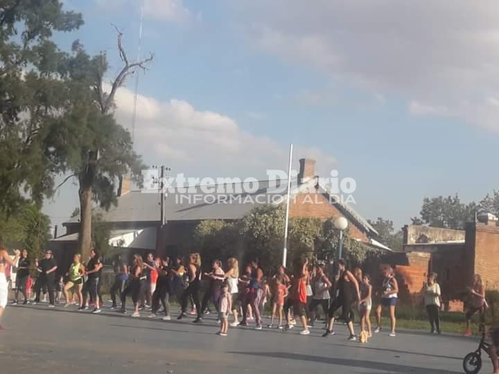 Imagen de Clase de zumba en el Play&oacute;n Deportivo