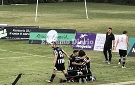 Abrazo de Gol. Todos abrazando a Gattari que marc&oacute; el gol del triunfo.