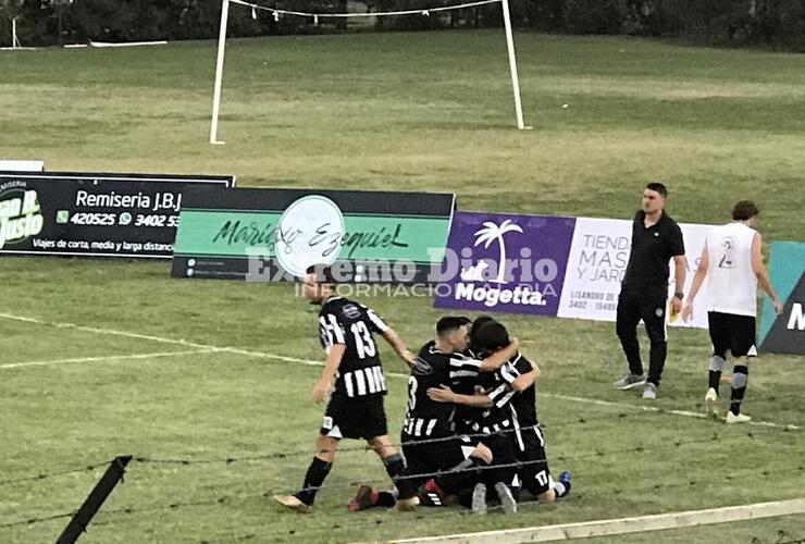 Abrazo de Gol. Todos abrazando a Gattari que marcó el gol del triunfo.