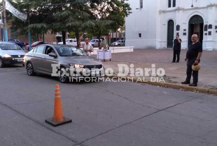 Imagen de Bendición de autos frente a la Parroquia