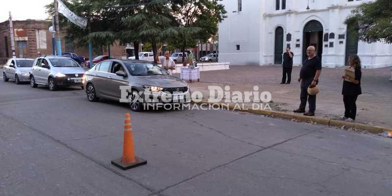Imagen de Bendición de autos frente a la Parroquia