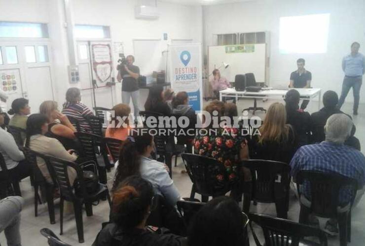 La reunión se realiza en el SUM del Centro Integrador Comunitario (CIC)