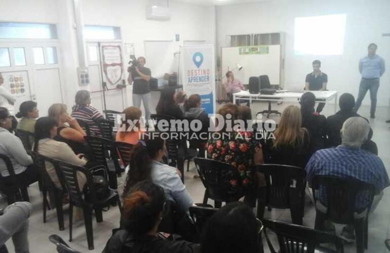 La reunión se realiza en el SUM del Centro Integrador Comunitario (CIC)