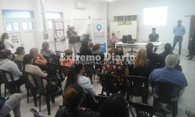 La reuni&oacute;n se realiza en el SUM del Centro Integrador Comunitario (CIC)