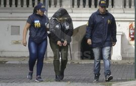 La concejala custodiada por la policía. Foto: El Tres