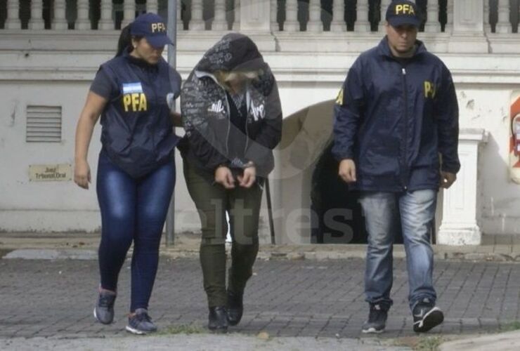 La concejala custodiada por la policía. Foto: El Tres