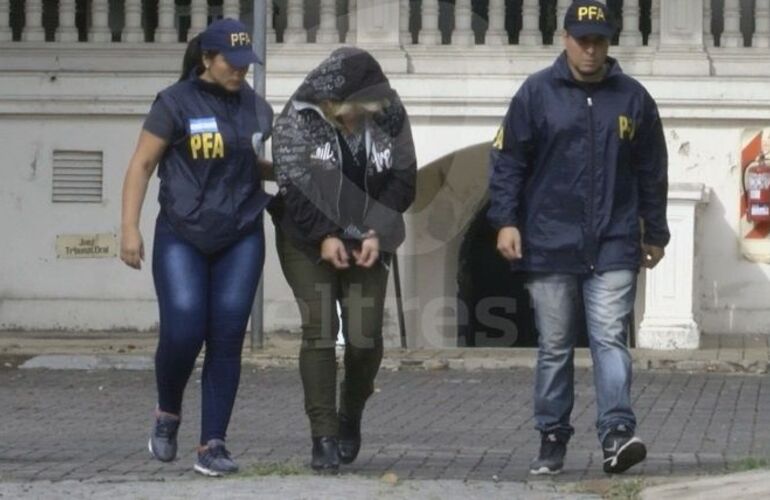 La concejala custodiada por la policía. Foto: El Tres