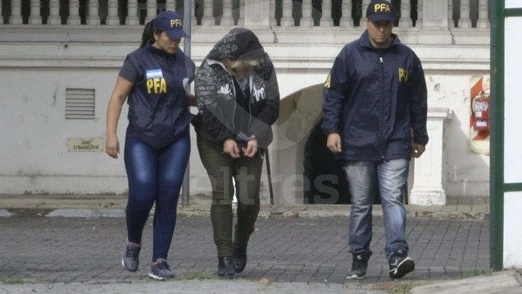 La concejala custodiada por la policía. Foto: El Tres
