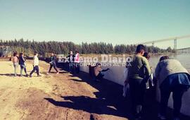 Imagen de Pintan mural en el puerto local