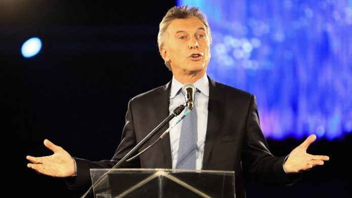Imagen de Precios: Macri firm&oacute; un DNU que prev&eacute; multas de hasta $ 200 millones